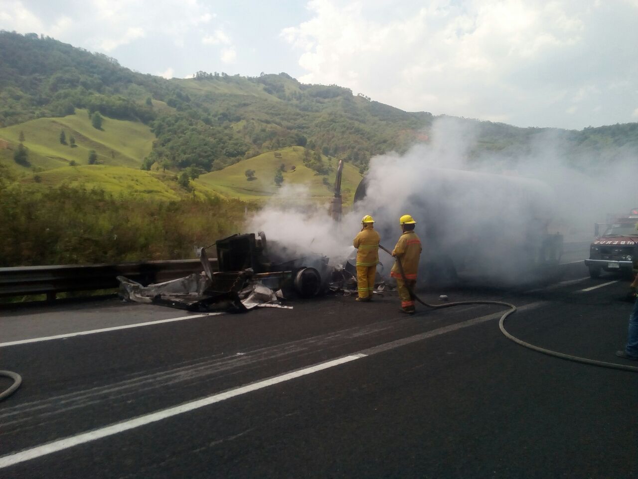 Incendio por calentón termina con camión en Huauchinango