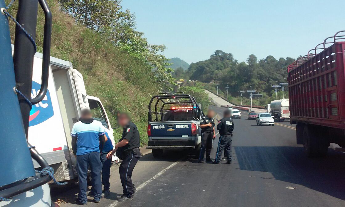 Rescata policía a conductor encerrado en camioneta robada