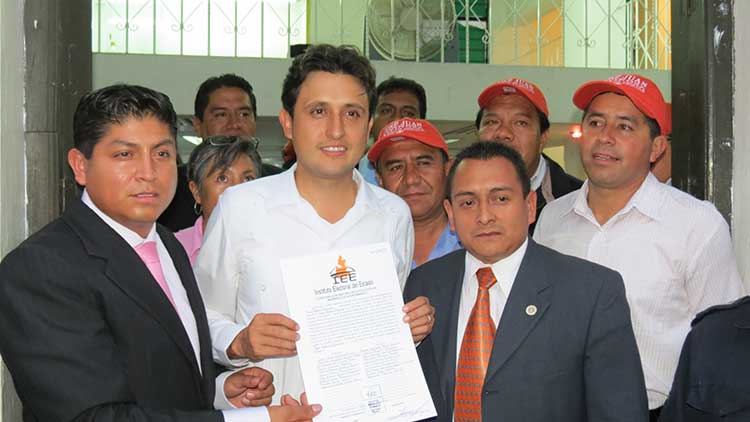 José Juan Espinosa recibe constancia  de mayoría