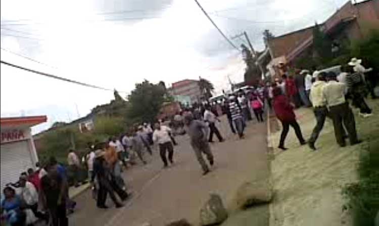 Dispersan con gas lacrimógeno y balas de goma protesta en Coronango