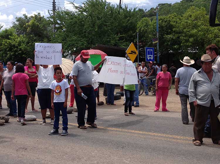 Mantienen pobladores de Tepexco bloqueo en la carretera Izúcar- Cuautla