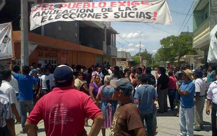 Bloquean pobladores de Altepexi la carretera Tehuacán-Teotitlán