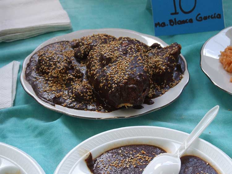 Alistan Feria del Mole Poblano en Tecamachalco