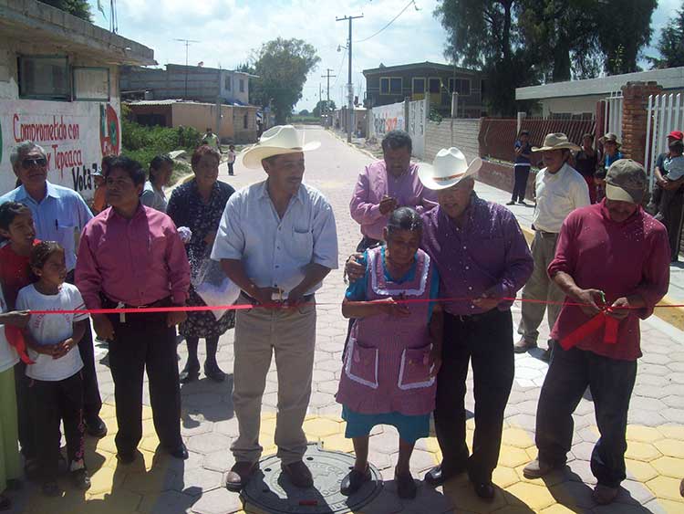 Entrega Rendón Vargas pavimentación en Zahuatlán