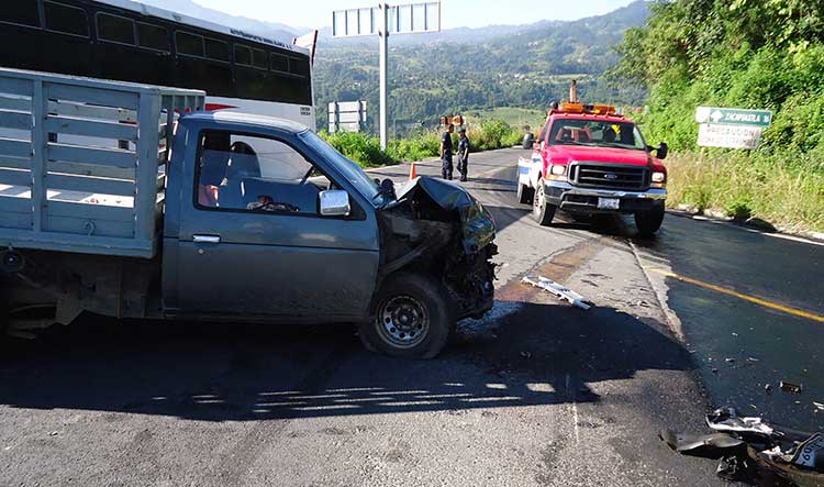 Dos lesionados deja choque entre camioneta y torton en Xochitlán