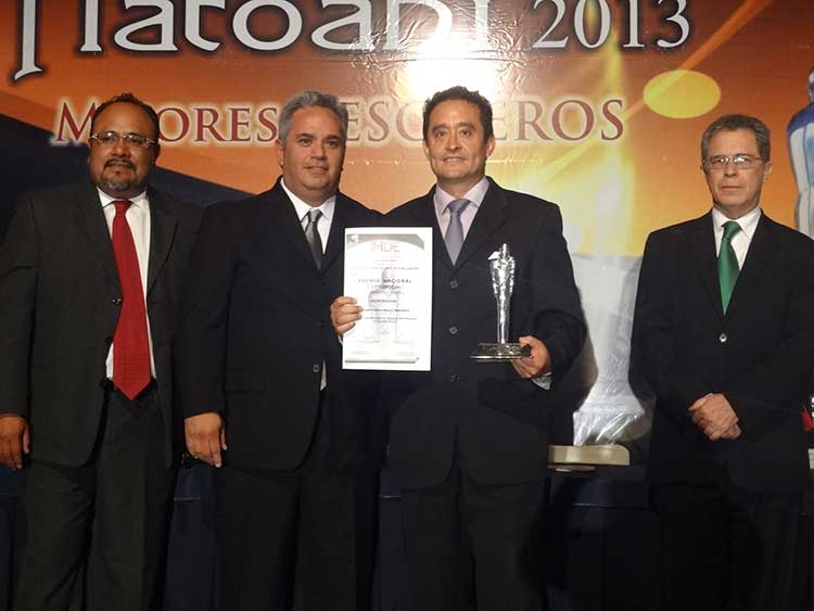 Galardonan a tesorero de Tecamachalco con el premio Tlatoani 2013 