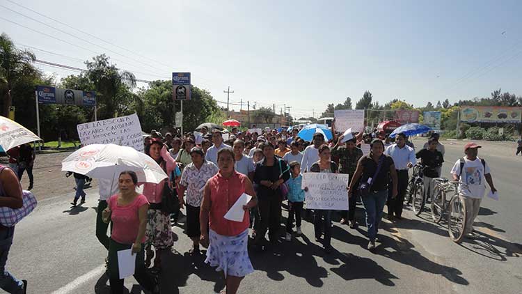 Protestan padres de familia en Tehuacán contra cuotas escolares