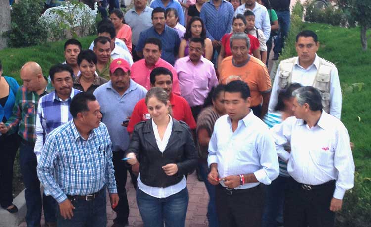 Entrega Isabel Allende adoquinamiento en Xochitlán