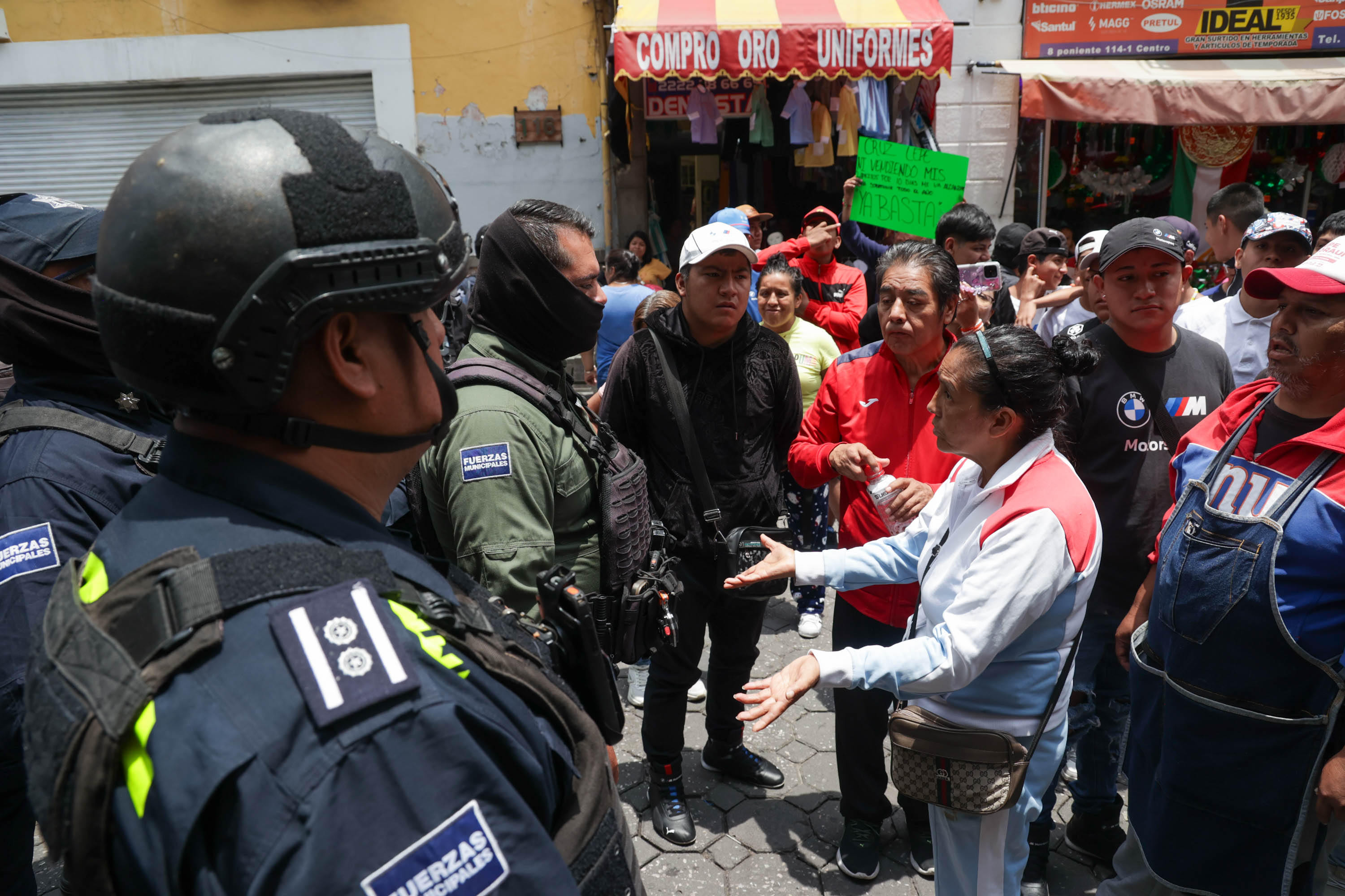 VIDEO No somos delincuentes, gritan los ambulantes