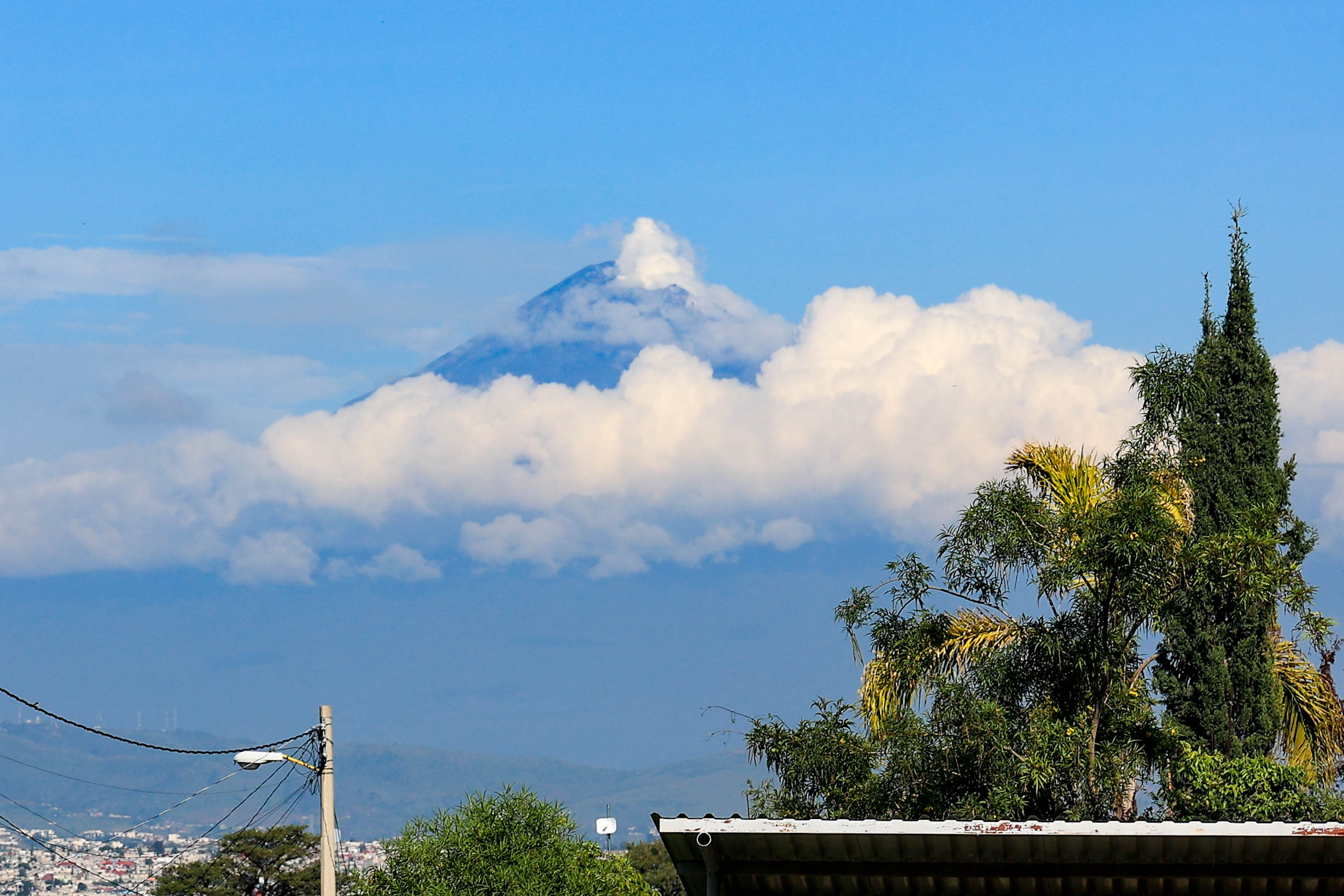 VIDEO El volcán Popocatépetl amanece rodeado de nubes