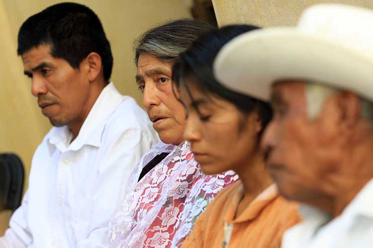 Protestan indígenas de Puebla frente a embajada canadiense