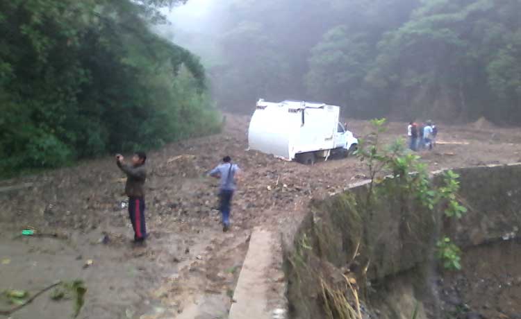 Deslaves bloquean carreteras en la Sierra Norte de Puebla