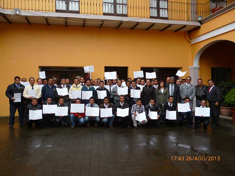 Certifican a 50 chorefes del transporte público en Teziutlán