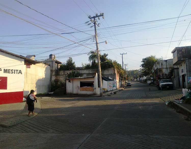 Vecinos cambian cableado de CFE en Huauchinango