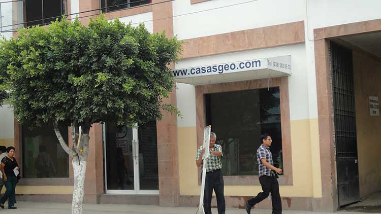 Sin previo aviso cierran oficinas de Casas Geo en Tehuacán