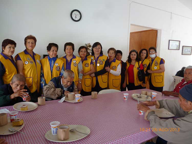Voluntarias del Club de Leones festejan a adultos mayores de Teziutlán