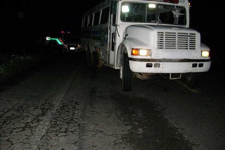 Cuatro estudiantes lesionados en accidente carretero en Coxcatlán