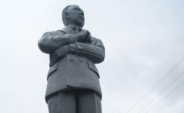 Develan estatua de Lázaro Cárdenas para apoyar Reforma Energética