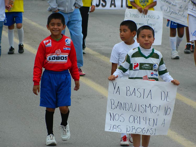 Marchan deportistas de Tehuacán para recuperar campos deportivos