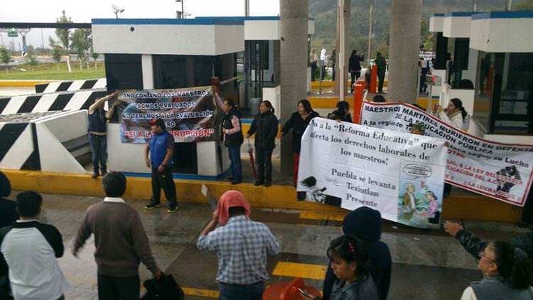 Docentes del SNTE toman la caseta de cobro de Atempan