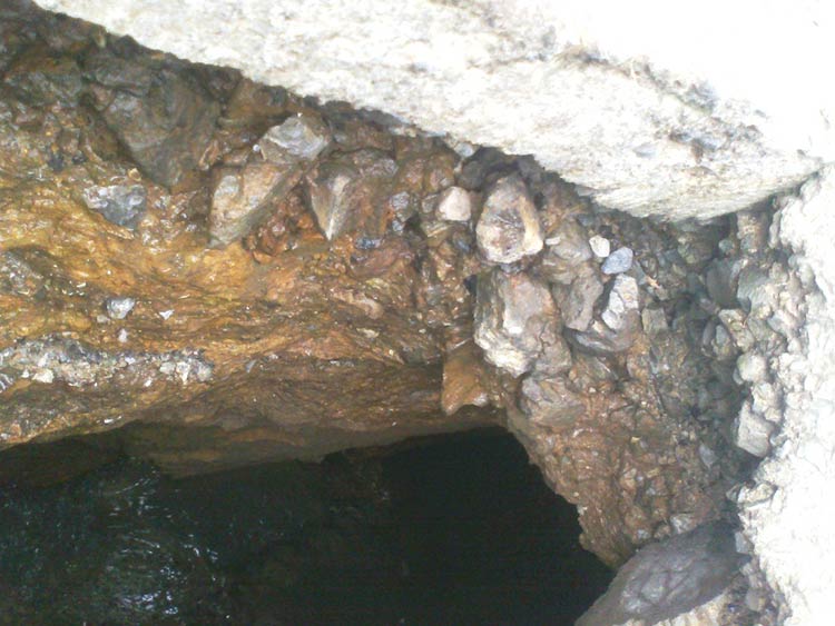 Aparece caverna en calle de Huauchinango causada por fuga de agua