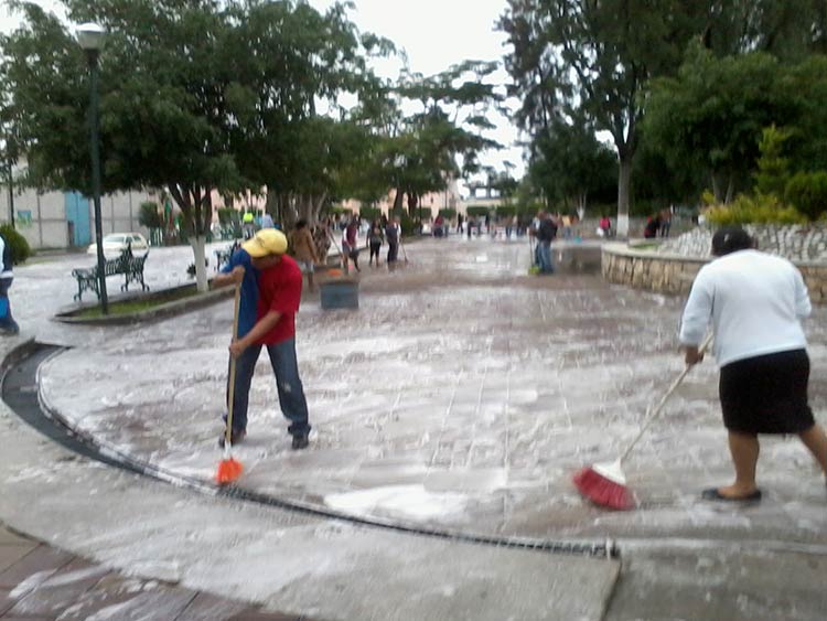Limpian Parque Jardín Guadalupe de Tehuacán