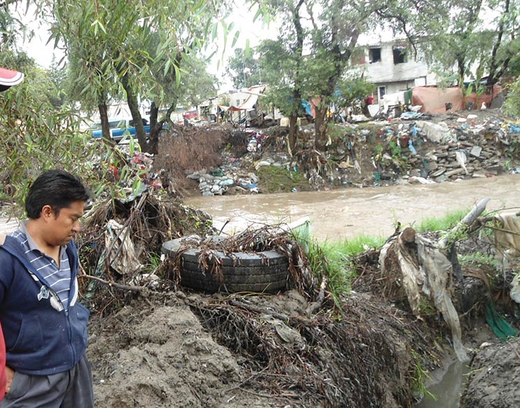 Advierte Protección Civil sobre basura y escombros en el Río Atoyac