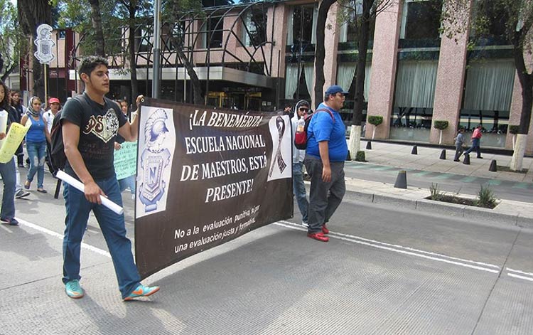 Protestan normalistas de Ixcaquixtla contra Reforma Educativa