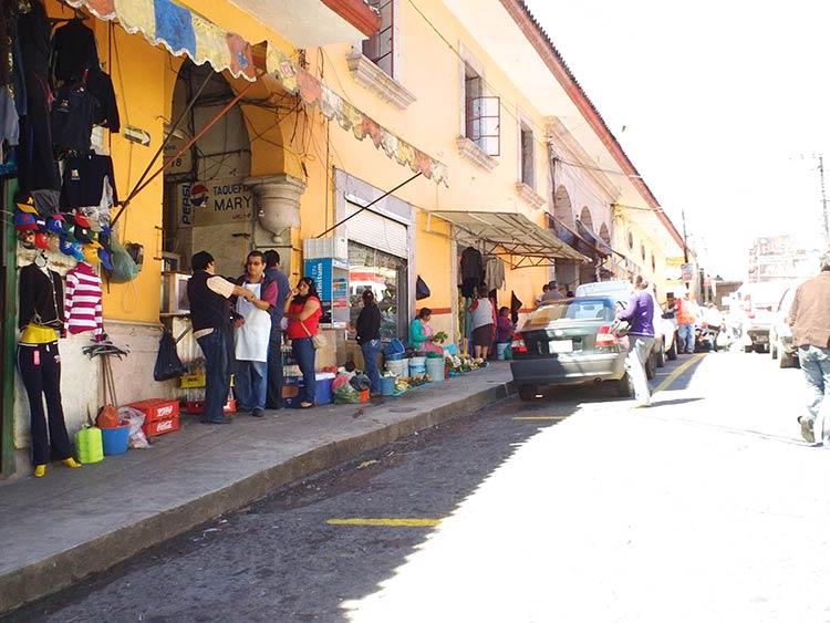 Crea conflicto con mercaderes retiro de parquímetros en Teziutlán