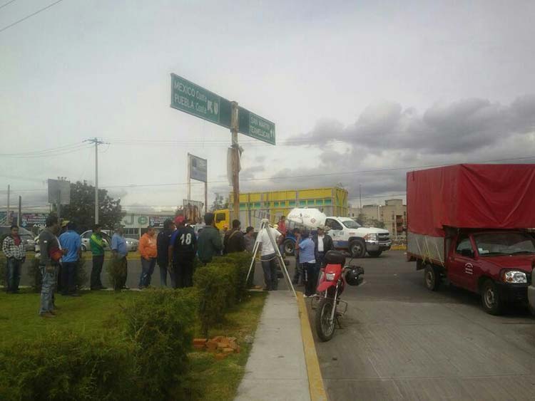 Protestan tianguistas de Texmelucan por extorsión de agentes de tránsito