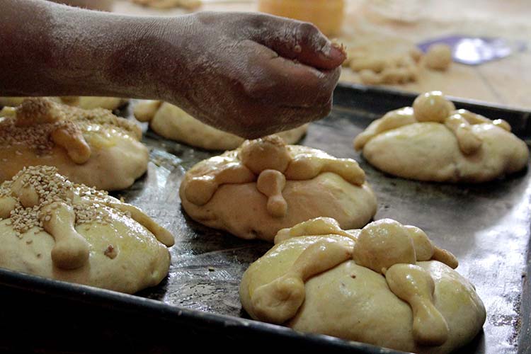 Advierten panaderos decadencia de la tradición del Día de Muertos