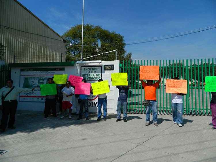 Protestan en CFE de Tehuacán multados por manipular medidores