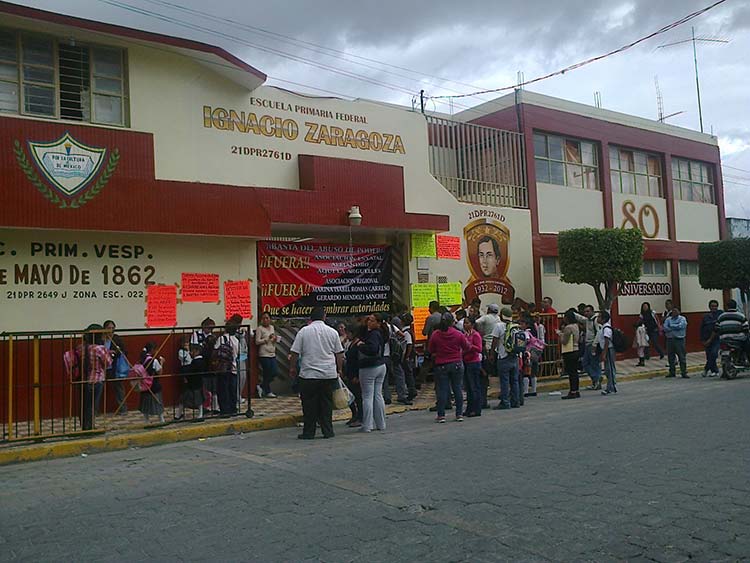 Interponen denuncias penales contra bloqueo a escuela de Tehuacán