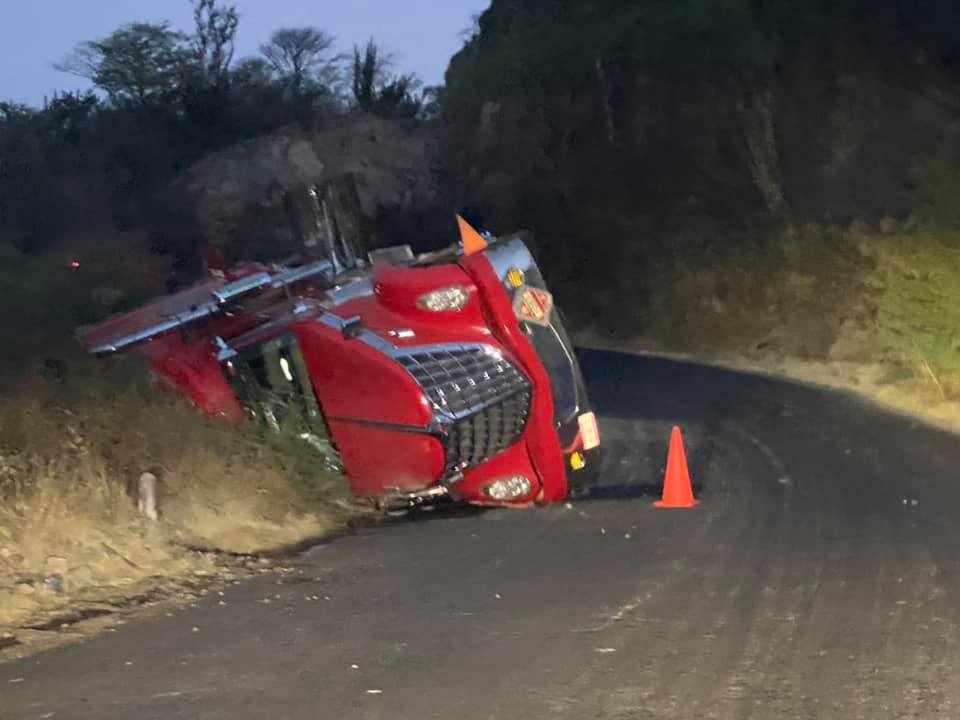 Accidentes y volcaduras son constantes en carreteras de la región de Acatlán
