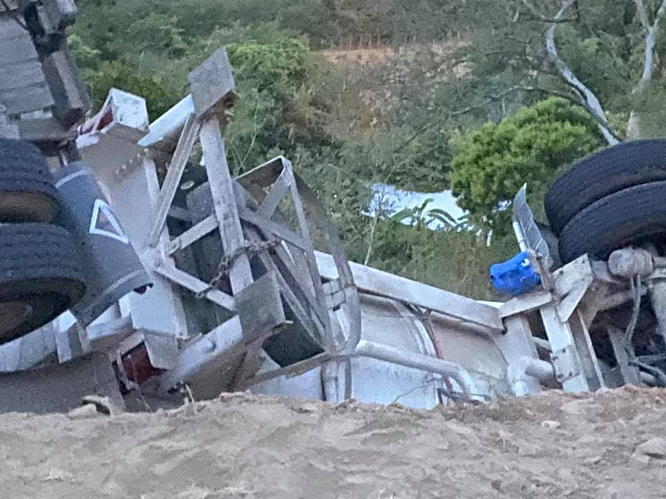 Accidentes y volcaduras son constantes en carreteras de la región de Acatlán