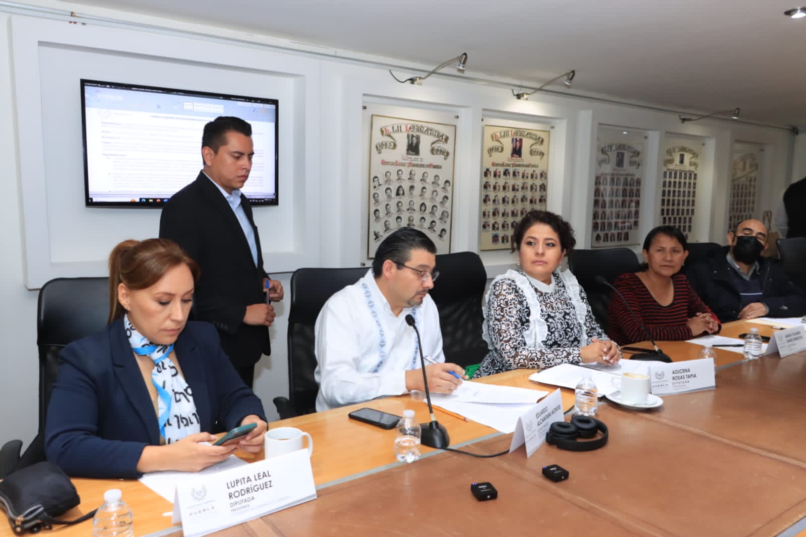 Congreso exhorta a Salud para que realice campaña masiva de vacunación contra covid