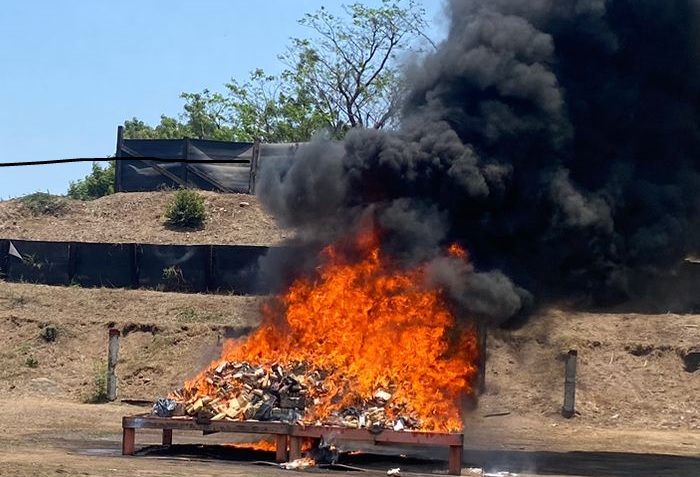 Incineran 2.3 toneladas de cocaína incautadas en Michoacán