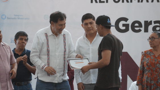 En Tecamachalco Noroña entrega reconocimientos a deportistas destacados 