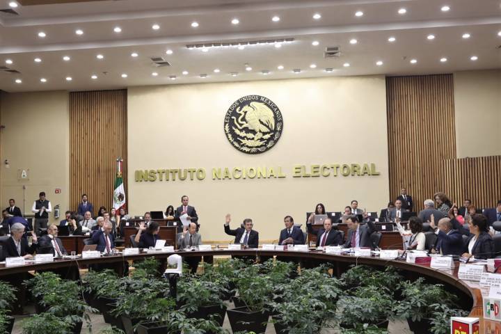 Consejeros del INE proponen organizar elección de Puebla