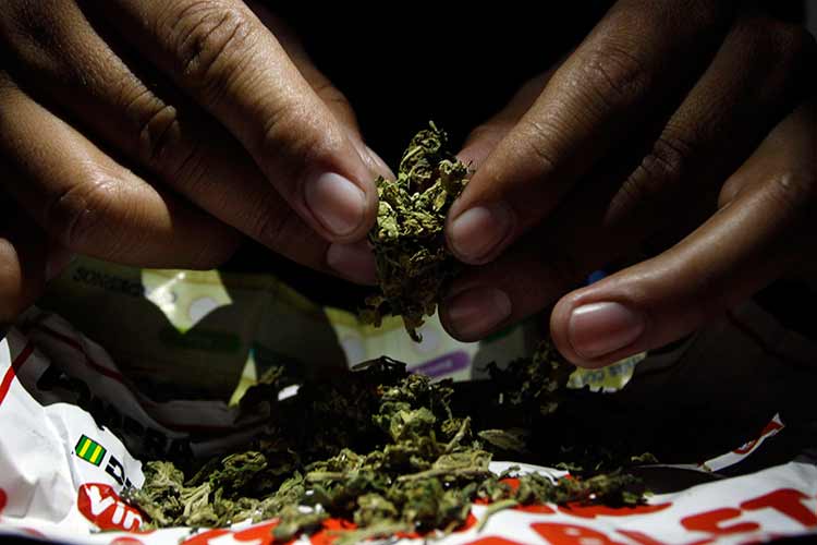 Detienen por tres días a adolescente en Jolalpan por fumar marihuana