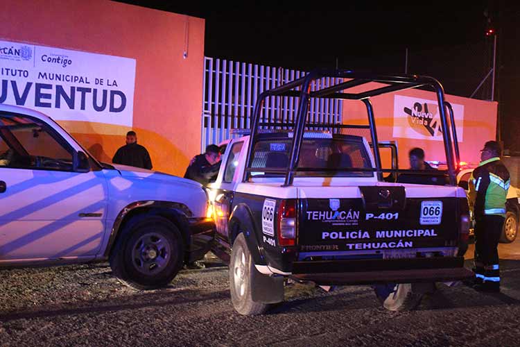 Ebrio se impacta contra patrulla estacionada en Tehuacán