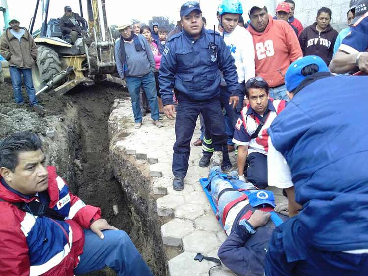 Rescatan vivo a trabajador sepultado por un alud en San Salvador El Verde