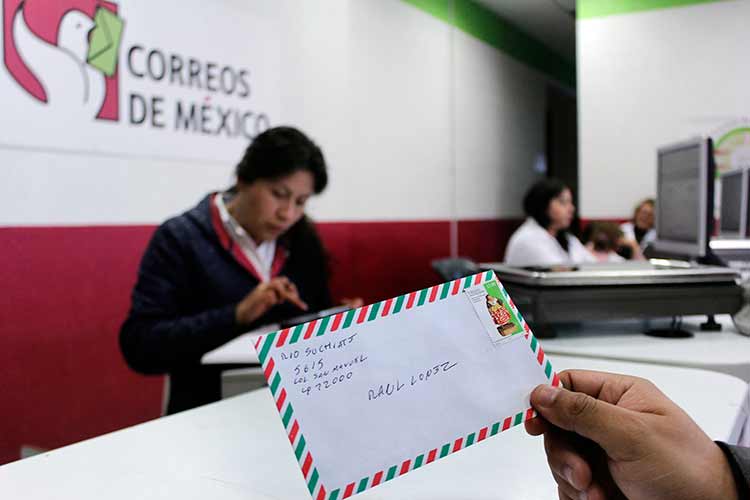 Jóvenes mantienen vivo el correo postal en Chignahuapan