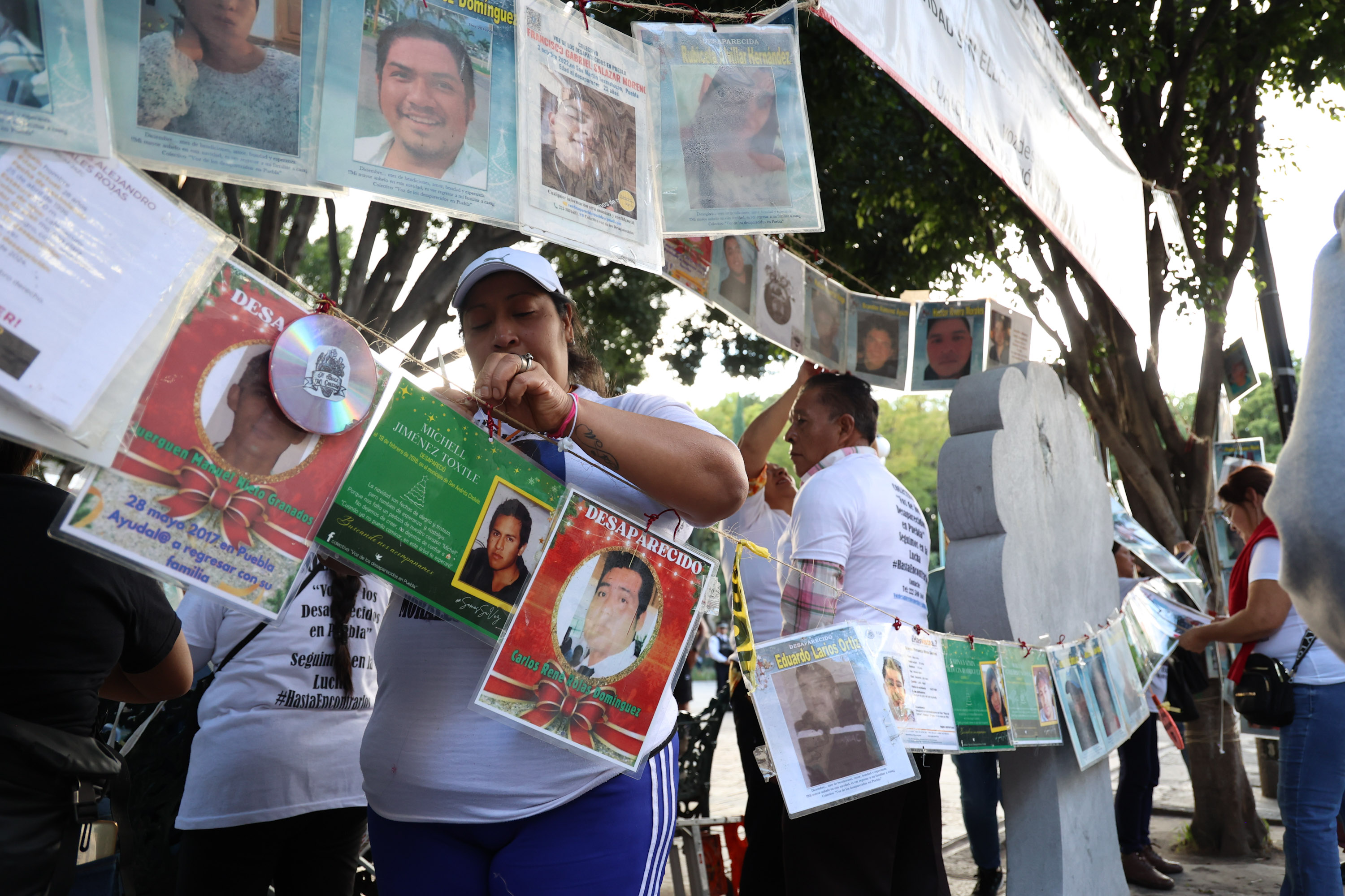 Levantan tendedero de fichas de personas desaparecidas