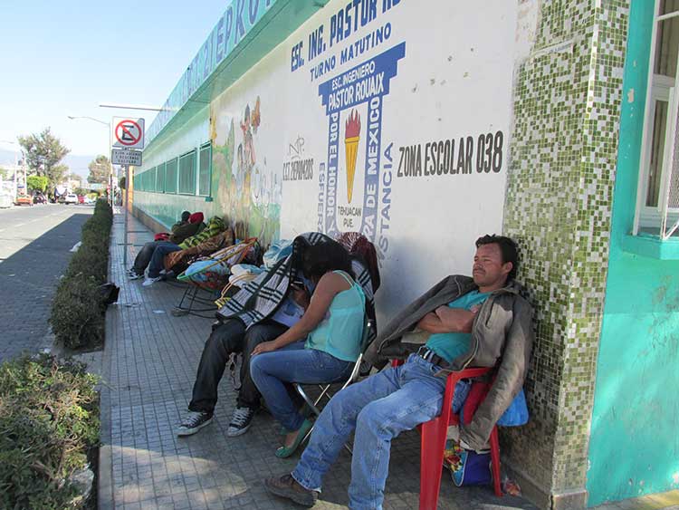 Se adelantan a preinscripciones y pernoctan afuera de escuelas en Tehuacán