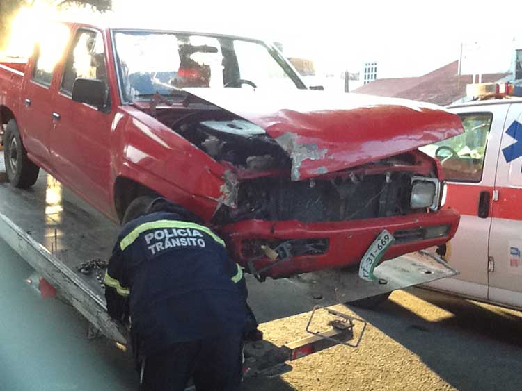 Cinco lesionados deja choque entre particular y taxi en Tehuacán