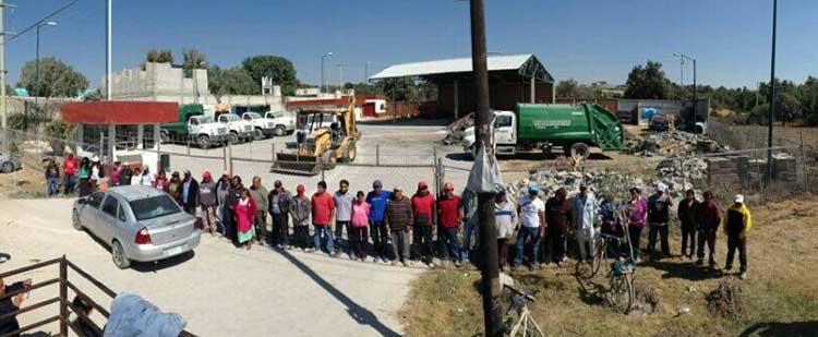 Mantienen bloqueo a instalaciones trabajadores de limpia de Tepeaca
