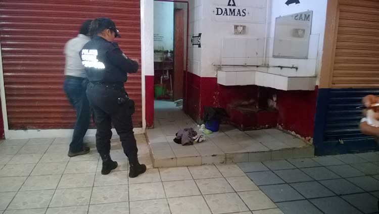 Hallan muerto a recién nacido en baños del mercado de Huauchinango 