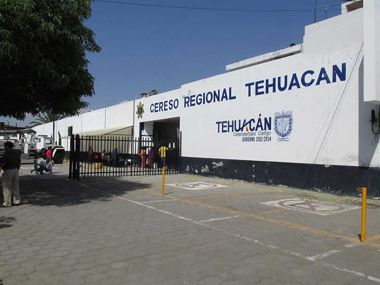Extorsionan custodios a internos del Cereso de Tehuacán, acusan familiares