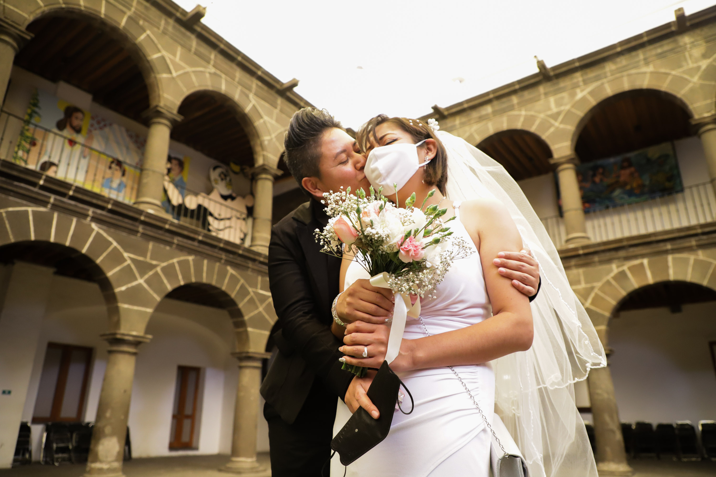 VIDEO Parejas de la diversidad sexual se unen en matrimonio